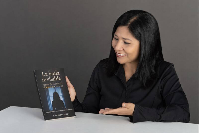 Kevania Gómez con La jaula invisible